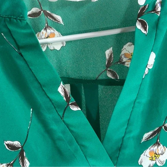 Lush Green and White 3/4 Length Sleeve V Neck Floral Lightweight Blouse Size M - Picture 5 of 11